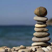 playa con piedras zen